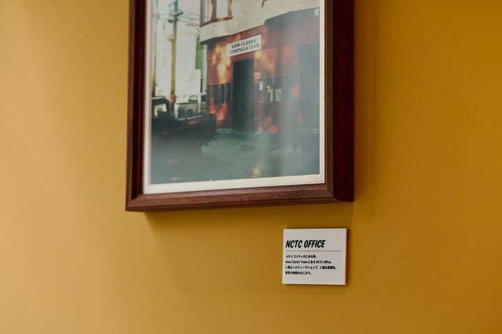 メキシコシティのとある街にある店、という架空の設定で作られたビジュアル