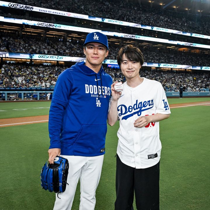 ドジャー・スタジアムで行われた『ゴジラ-0.0』ナイト始球式より（左から）山本由伸投手、神木隆之介 （C）2026 Los Angeles Dodgers, LLC width=
