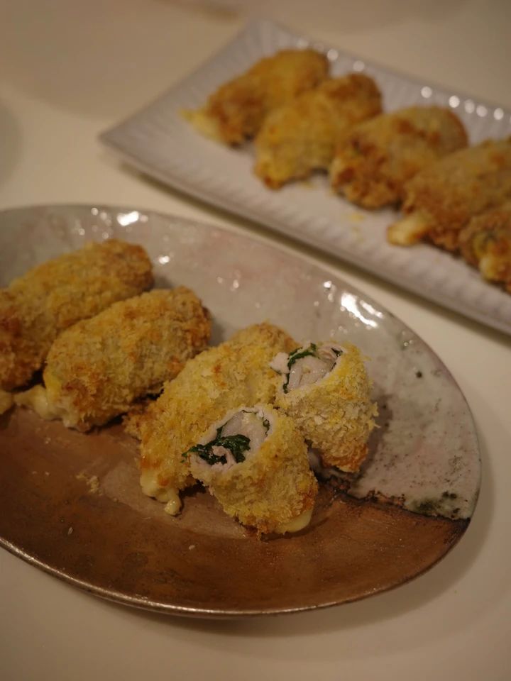 COSORIのノンフライヤーで焼いた豚梅しそチーズロールカツとその断面