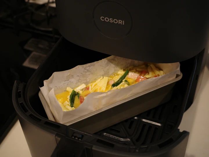 COSORIにオムレツの材料をセットしている様子