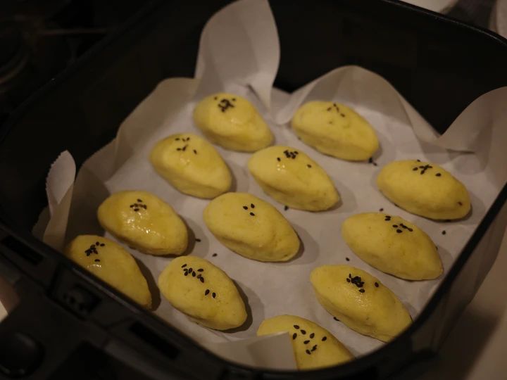 COSORIのノンフライヤーに料理をセットして調理している様子