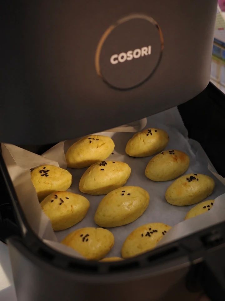 COSORIのノンフライヤーから焼き上がったスイートポテトを取り出す様子
