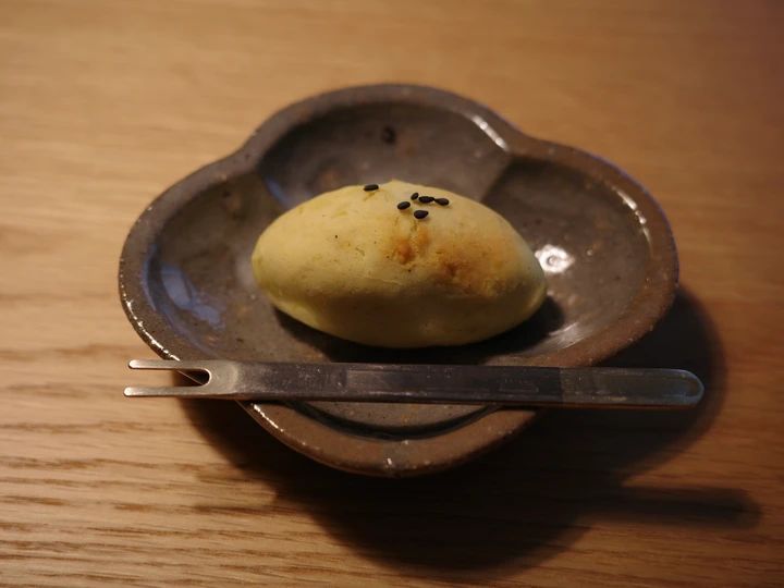 COSORIのノンフライヤーで焼いた手作りスイートポテトをお皿に盛った様子