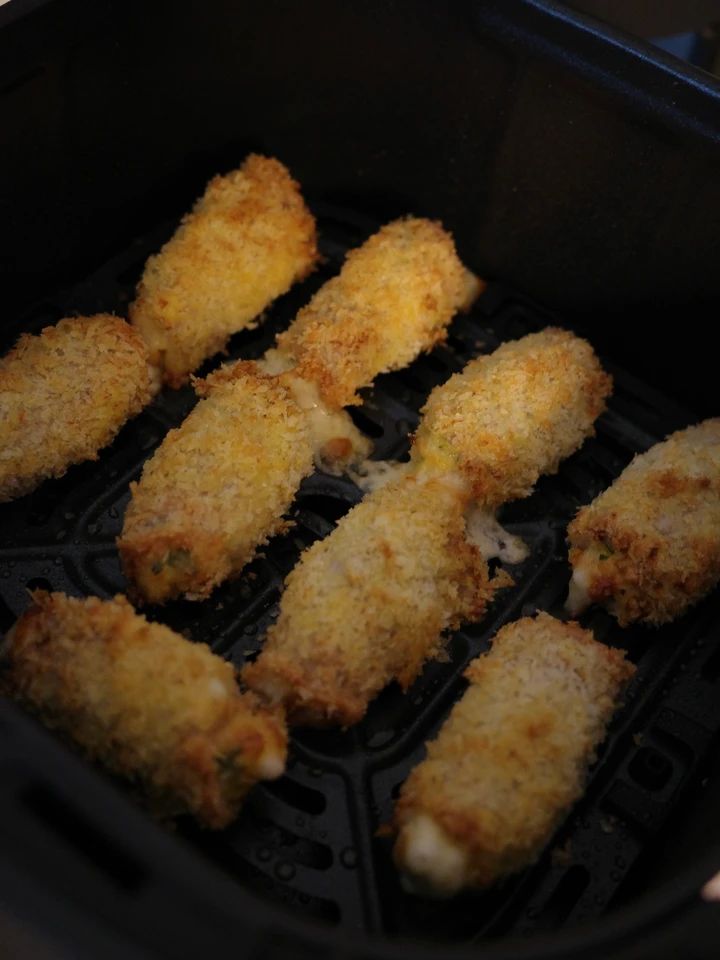 COSORIのノンフライヤーで焼き上がった豚梅しそチーズロールカツ