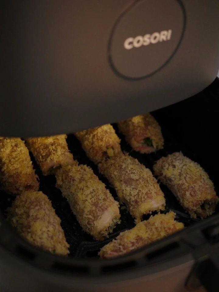 COSORIのノンフライヤーで梅しそチーズロールカツを調理している様子