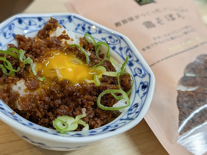 アレンジレシピ「鶏そぼろマヨ背徳たまごかけご飯」