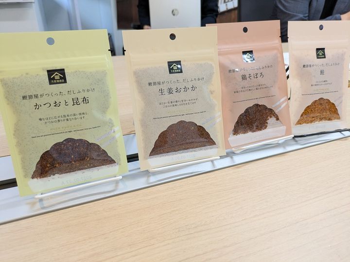 「鰹節屋がつくった、だしふりかけ」鶏そぼろ・かつおと昆布（各税込370円）／鮭・生姜おかか（各税込397円）