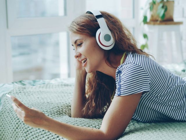 音楽を楽しむ女性