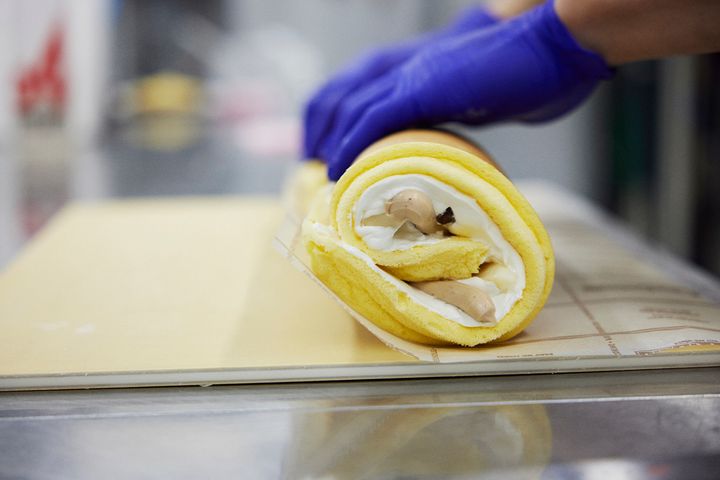 ロールケーキを巻く様子
