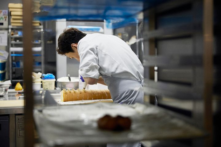ケーキを作る遠藤泰介さん