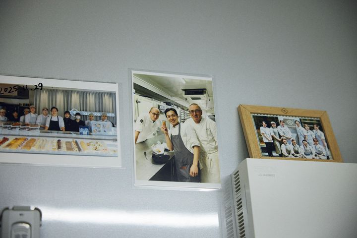 厨房に飾られていた師匠との写真