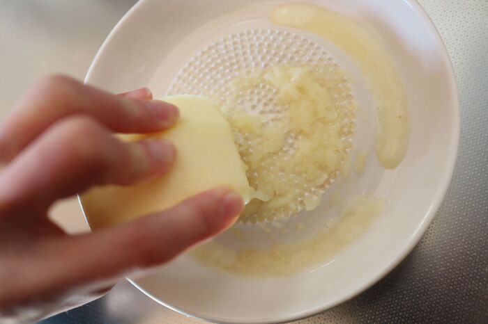 いつもの『唐揚げ』が変わります。カリジュワ〜に揚げるための〈たった5つのコツ〉を大公開♡