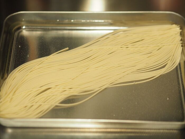 茹で時間ゼロの衝撃裏ワザ！放置して炒めるだけで〈生麺級にモチモチ〉になる絶品パスタの作り方