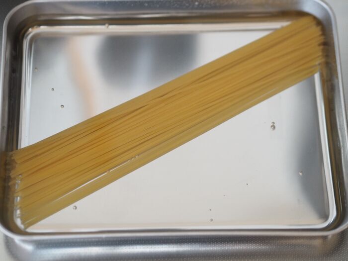 茹で時間ゼロの衝撃裏ワザ！放置して炒めるだけで〈生麺級にモチモチ〉になる絶品パスタの作り方