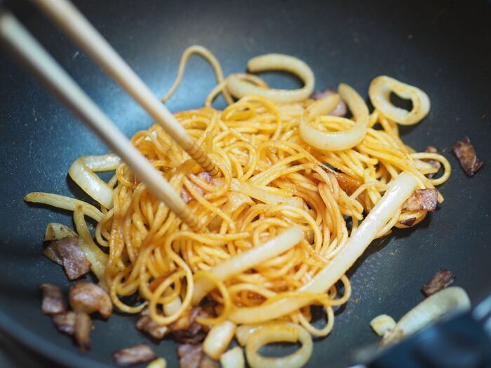 茹で時間ゼロの衝撃裏ワザ！放置して炒めるだけで〈生麺級にモチモチ〉になる絶品パスタの作り方