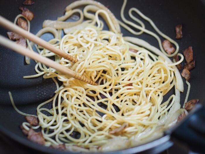 茹で時間ゼロの衝撃裏ワザ！放置して炒めるだけで〈生麺級にモチモチ〉になる絶品パスタの作り方