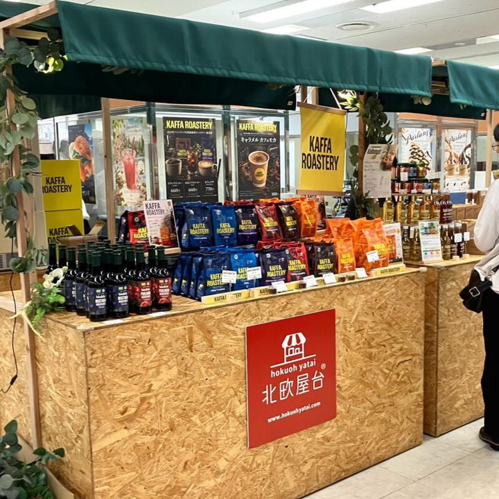 シナモンロールやキャラメルソフト、サーモンサンド、などが販売されていた北欧屋台