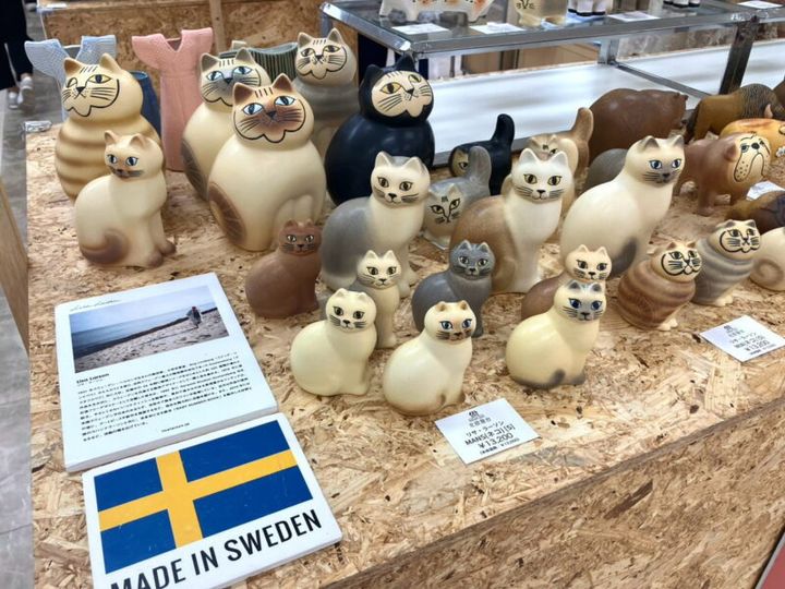 スウェーデンを代表する陶芸家「リサ・ラーソン」のねこたちがずらりとお出迎え