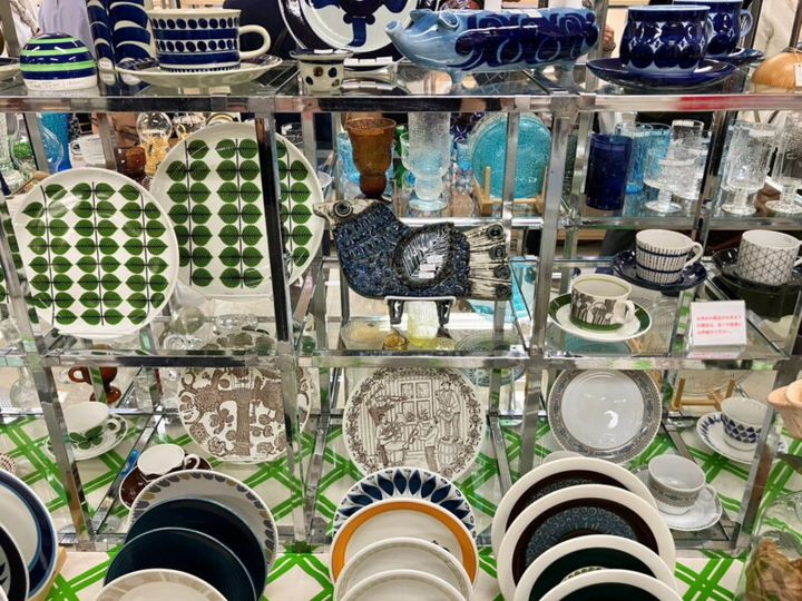 アラビアをはじめ、イッタラやグスタフスベリなどの名作食器が並ぶ