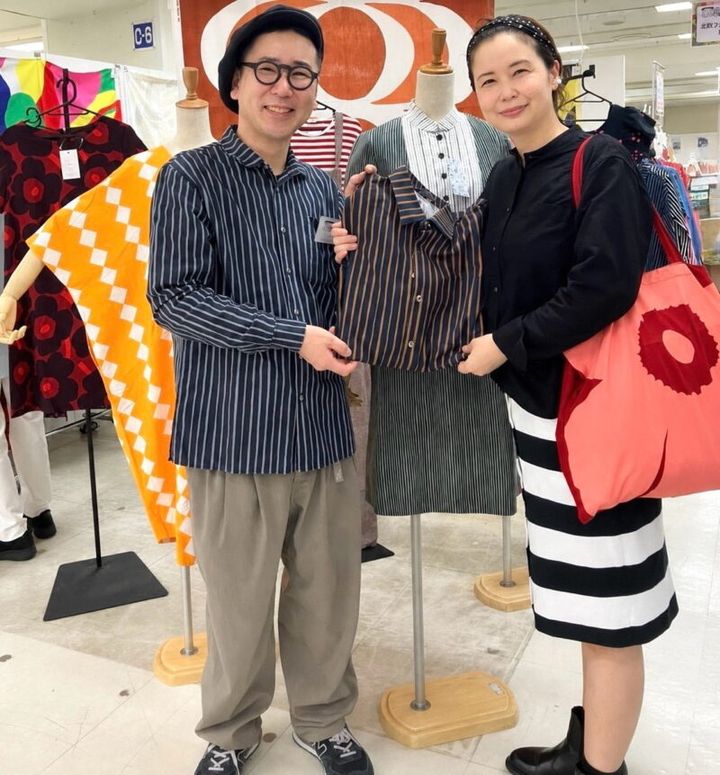 シャツ選びに温かく付き合ってくださった「markka（マルカ）」のお店の方と。