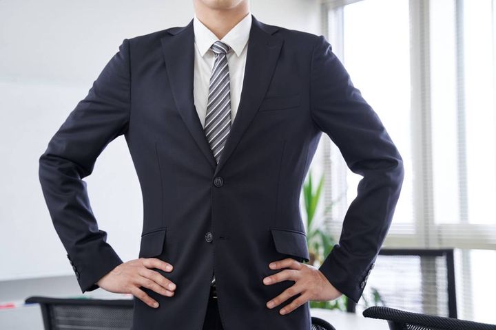 腰に手を当てる人