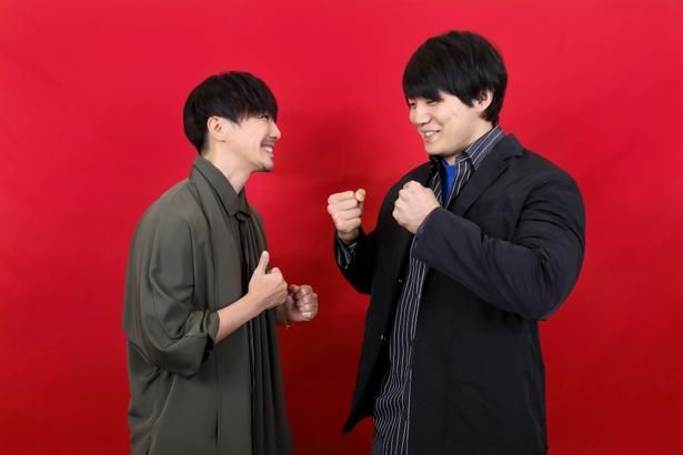 【写真を見る】終始笑顔！成宮寛貴×青木マッチョのほっこりショットを撮り下ろし 撮影/杉映貴子 スタイリング(成宮寛貴)/杉長 知美 ヘアメイク(成宮寛貴)/INOMATA(&’s management) スタイリング(青木マッチョ)/松本ユウスケ(anahoc) 