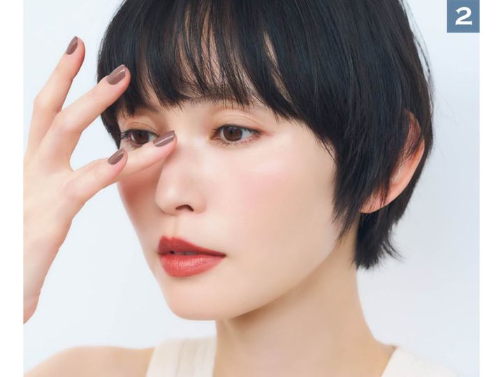 指に余った分を鼻柱にものせると、肌なじみがさらにアップ！ ヘルシーで若々しい印象に。
