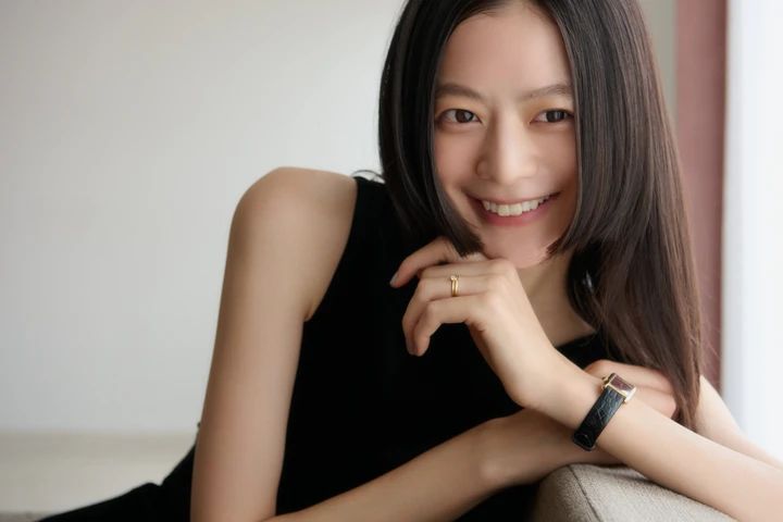 モデル松木育未さんの結婚指輪・婚約指輪をつけている写真