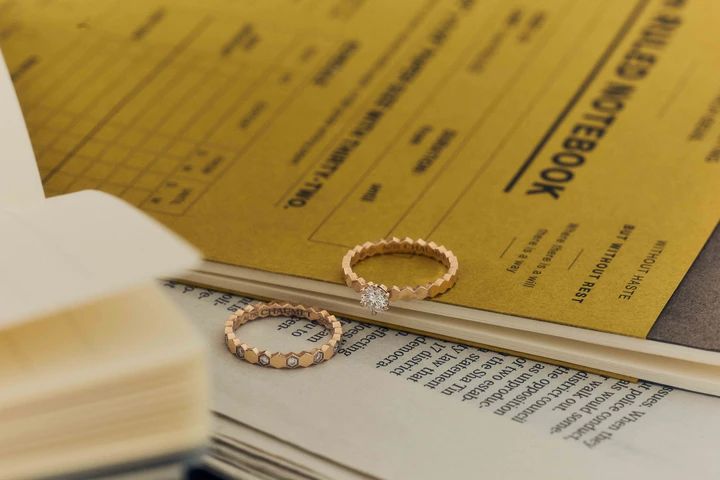 文芸評論家・三宅香帆さんの「CAHUMET（ショーメ）」の婚約・結婚指輪