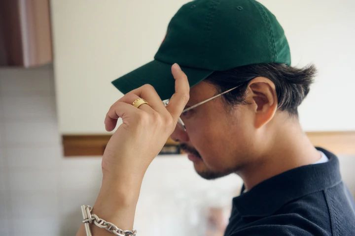 スタイリスト池田敬さんがオーダーで作った「CADEAUX」の結婚指輪をつけている様子