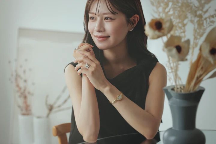 楫真梨子さんが結婚・婚約指輪をつけている様子