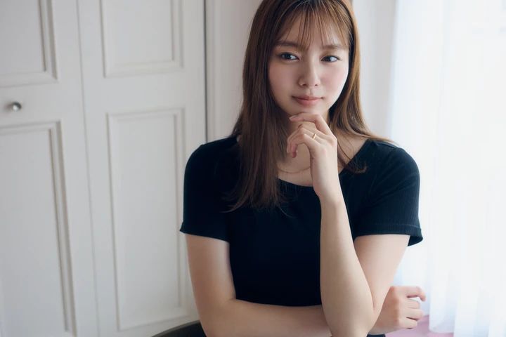 新川優愛さんが結婚指輪をつけている様子