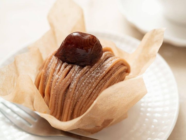 【管理栄養士が回答】栗を使ったモンブランは、なんとなく体に優しそうに思えるかもしれません。ダイエット中に食べるなら、チョコレートケーキとモンブランのどちらを選ぶべきなのでしょうか。（※画像：Shutterstock.com）