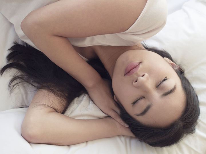 【医師が解説】平日の睡眠不足を週末にまとめて解消する「寝だめ」。罪悪感を覚える人も多いようですが、最新の睡眠研究でうつ病や心血管疾患、認知症リスクを下げる可能性が明らかになっています。効果的な「寝だめ」の時間とは？（※画像：amanaimages）