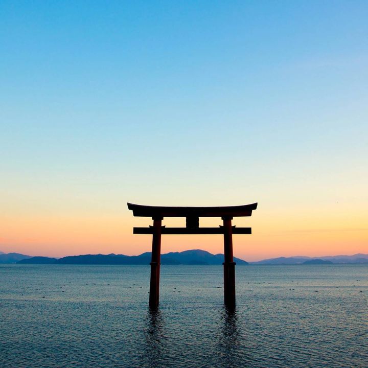湖に浮かぶ鳥居