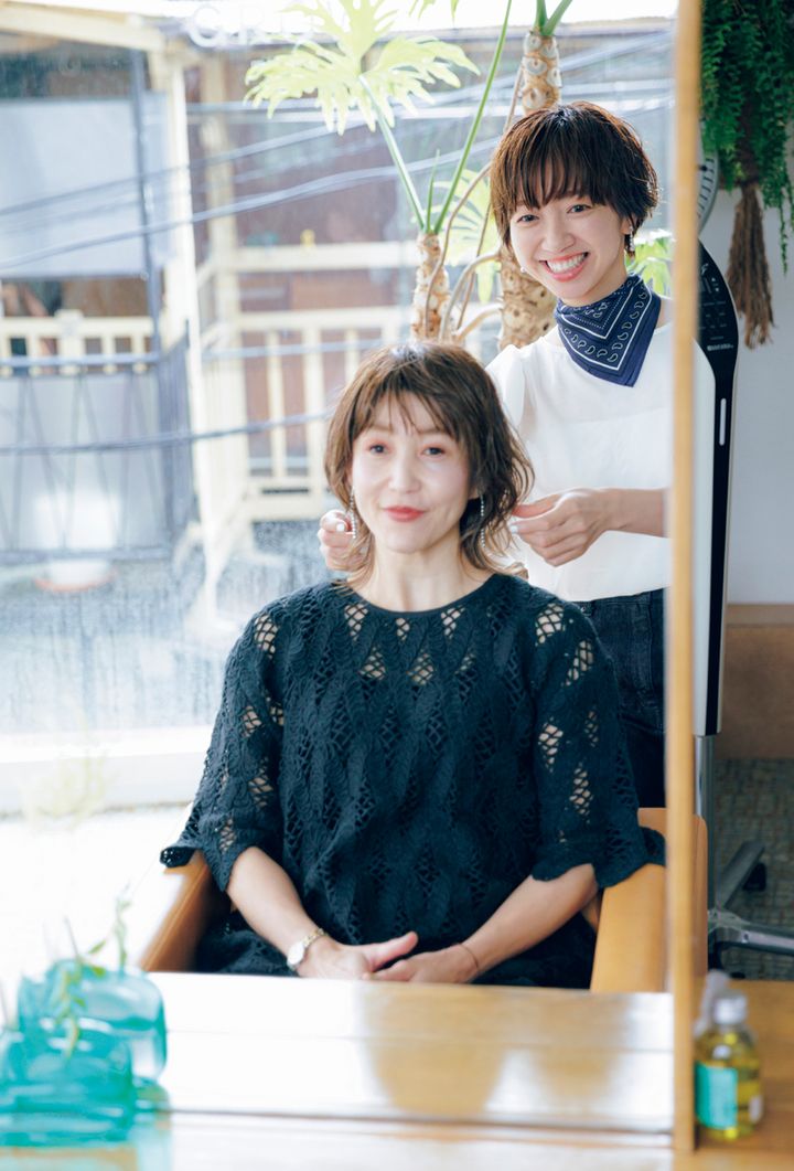 InRed Icons 美容師の丸岡奈央さんのお仕事風景。時間をかけてカウンセリングを行う