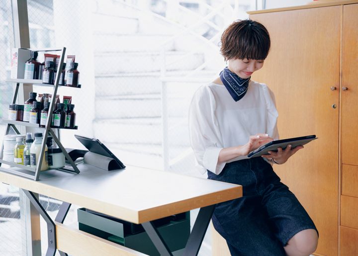 InRed Icons 美容師の丸岡奈央さんのお仕事風景。予約を確認しながら3店舗の状況を把握