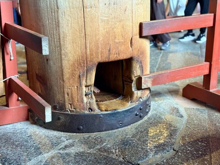奈良 東大寺 大仏殿 柱の穴くぐり