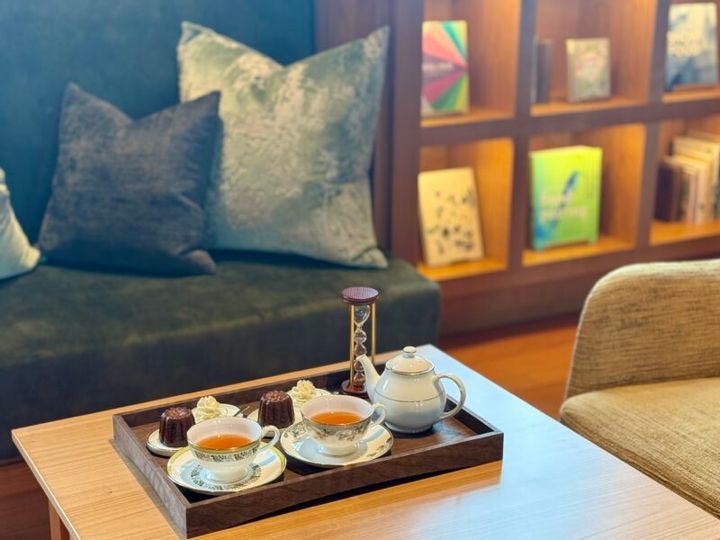 星のや奈良監獄 カヌレ＆紅茶