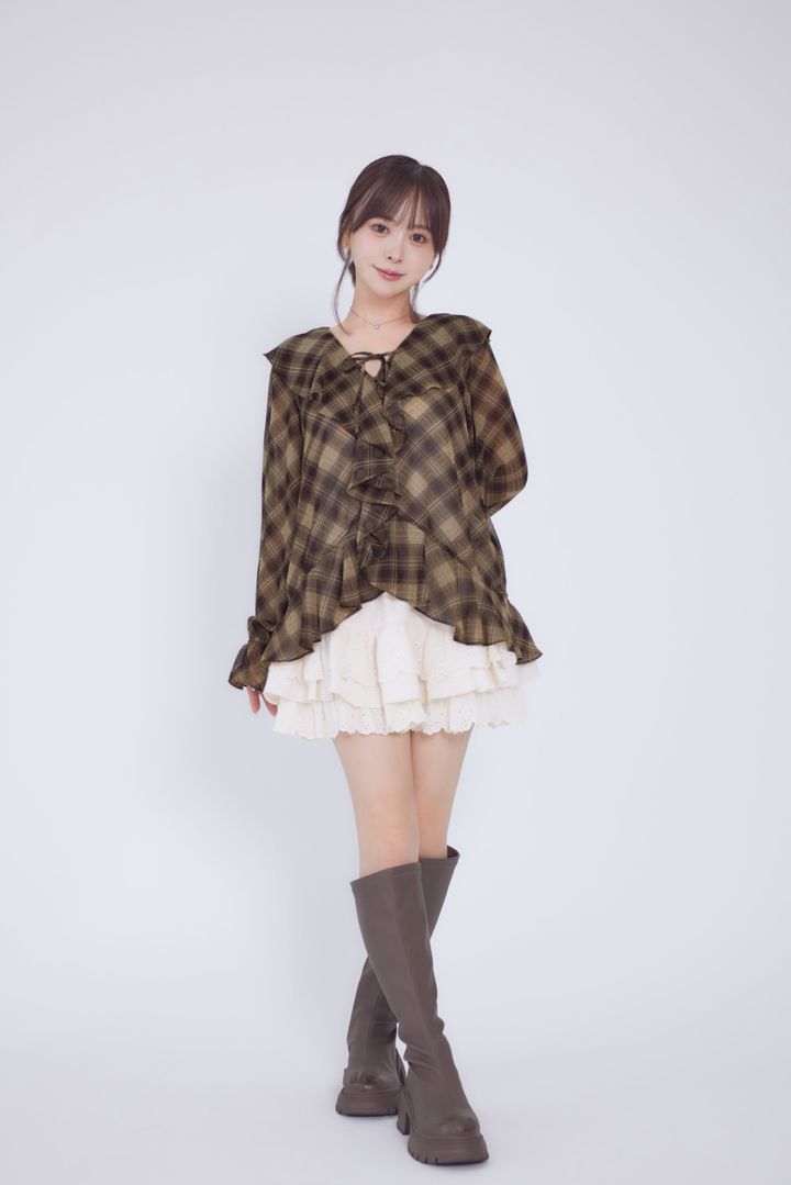 Tiny EDENの服を着用した平松可奈子