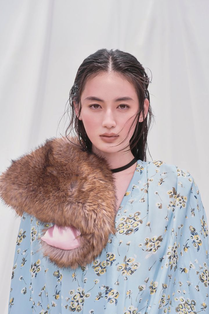 水色の小花柄ワンピースを着た八木莉可子
