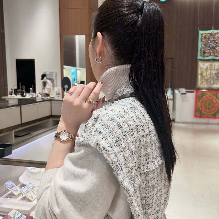 お店でジュエリーを選ぶ女性