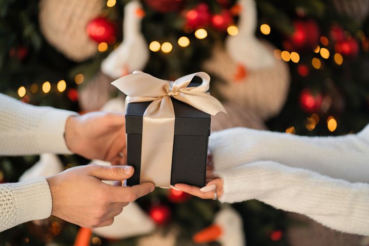 彼女にクリスマスプレゼントを渡す彼氏