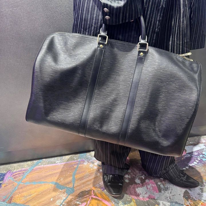 黒のボストンバッグを持った男性
