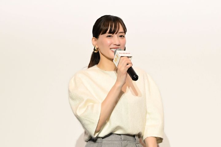 綾瀬はるか「覚えて寝る、覚えて寝る」長台詞を覚える“すり込み方式”を子ども記者に伝授