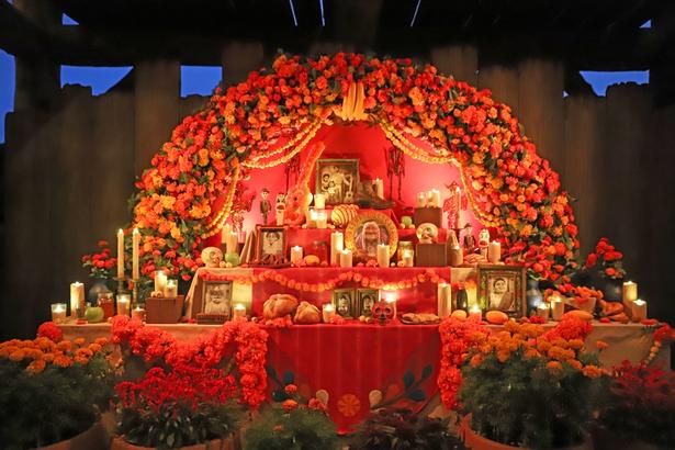 神秘的な美しさが漂う夜の祭壇のデコレーション