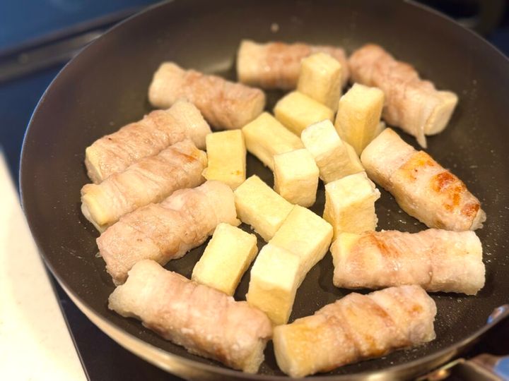 香ばしく焼けたら高野豆腐を一つ味見する