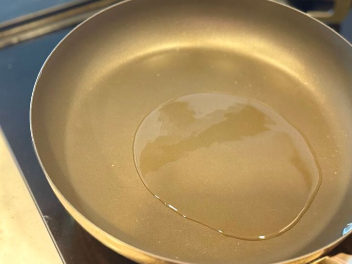 フライパンに油を大さじ2入れて火をつける