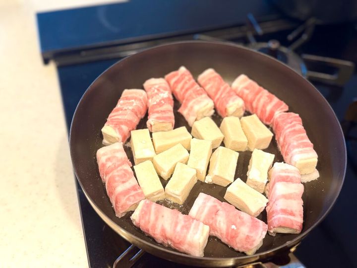 肉巻き高野豆腐を入れてカリッと全面焼く