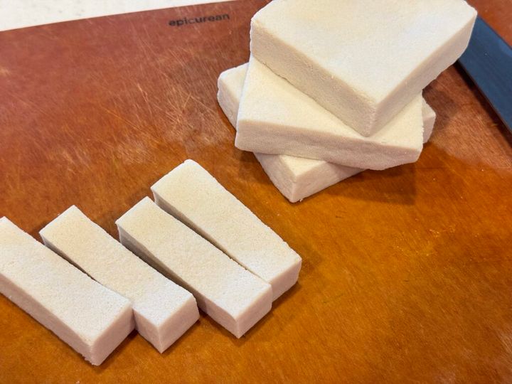 高野豆腐をお湯で戻して4等分にする